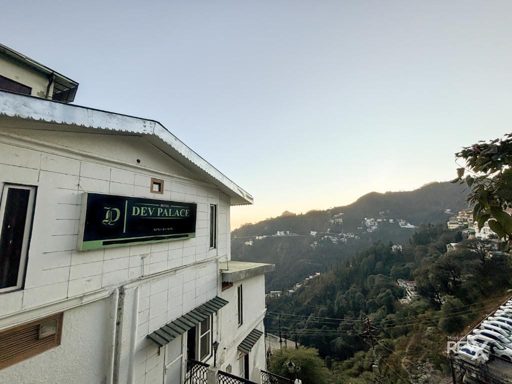 Hotel Dev Palace - Located on Mall Road